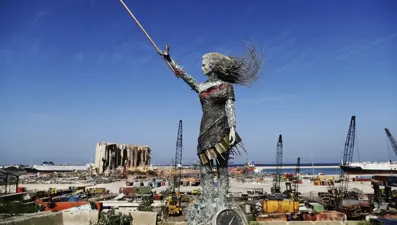 Beyrut Limanı'na patlamanın anısına kırık cam ve moloz yığınlarından heykel dikildi