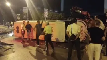 Sultanbeyli'de otomobil ile minibüs çarpıştı: 10 yaralı