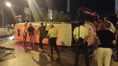 Sultanbeyli'de otomobil ile minibüs çarpıştı: 10 yaralı