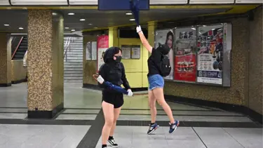Hong Kong'da maske yasağını ihlal eden 70 kişiye gözaltı