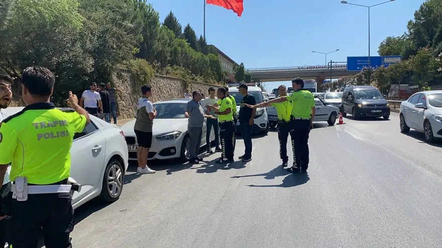 Adıyaman'da 16 araç birbirine girdi: 1'i polis 2 kişi yaralandı 7