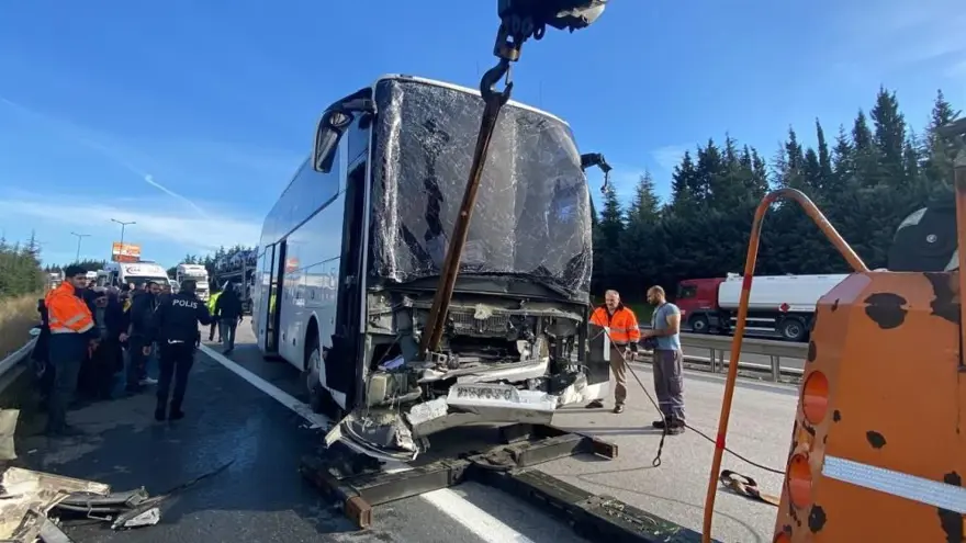 TEM'de yolcu otobüsü TIR'la çarpıştı: Yaralılar var 