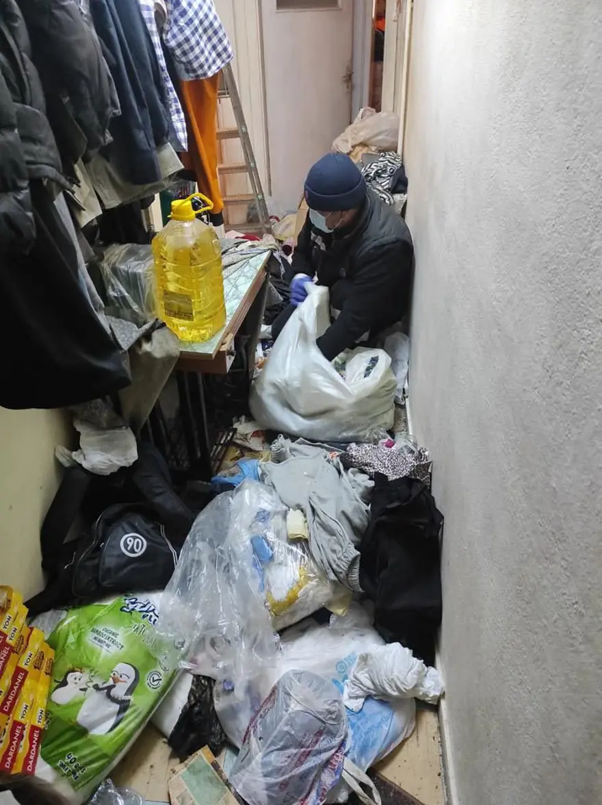 Anne ile oğlunun yaşadığı evden 45 ton çöp çıktı 4 Anne ile oğlunun yaşadığı evden 45 ton çöp çıktı 4