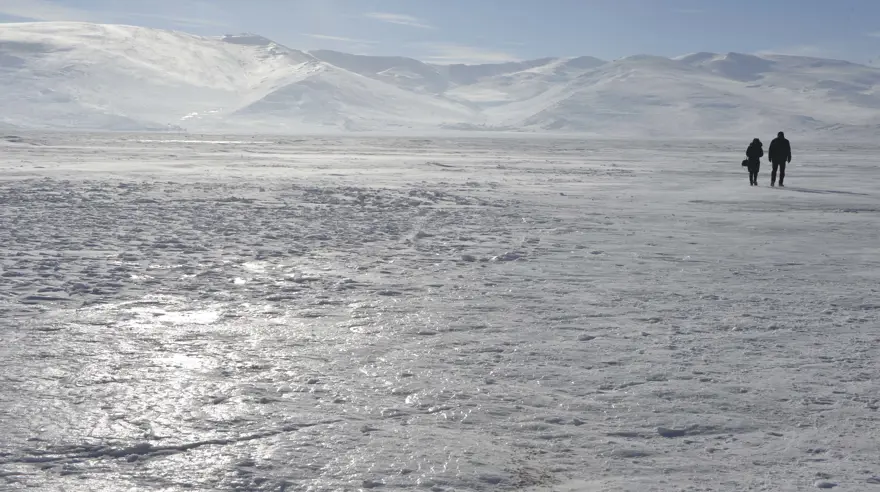 Donan Çıldır Gölü'nde balık tutuyorlar 6
