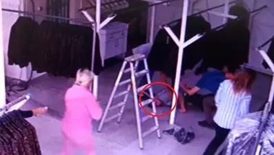 Fabrikada demir askılıktan düşen işçi yaşamını yitirdi