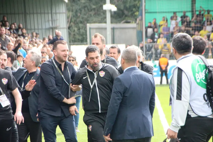 Bodrum FK-Eyüpspor maçında ortalık karıştı: Arda Turan'a yabancı madde atıldı, bir futbolcu hastaneye kaldırıldı 8