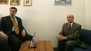 Alçak koltuğun anlamı ne? Bayrak neden yok?