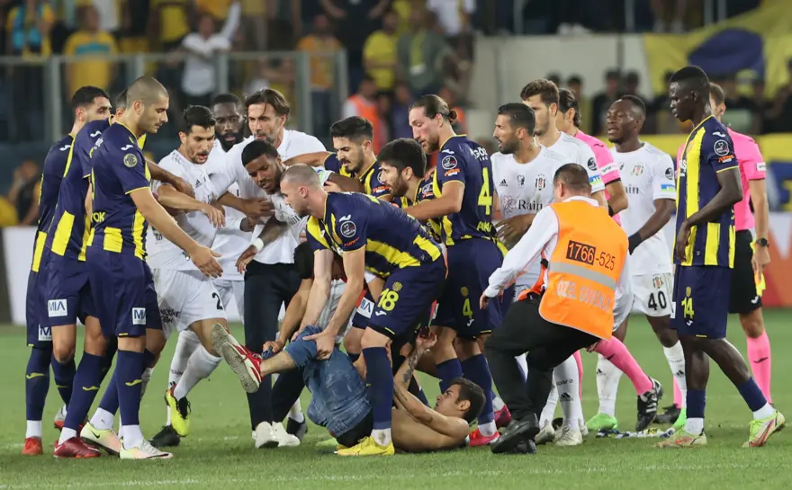 Ankaragücülü taraftar Beşiktaşlı futbolculara saldırdı: Beşiktaş yönetimi, Souza'nın kırmızı kartının iptalini istiyor 15