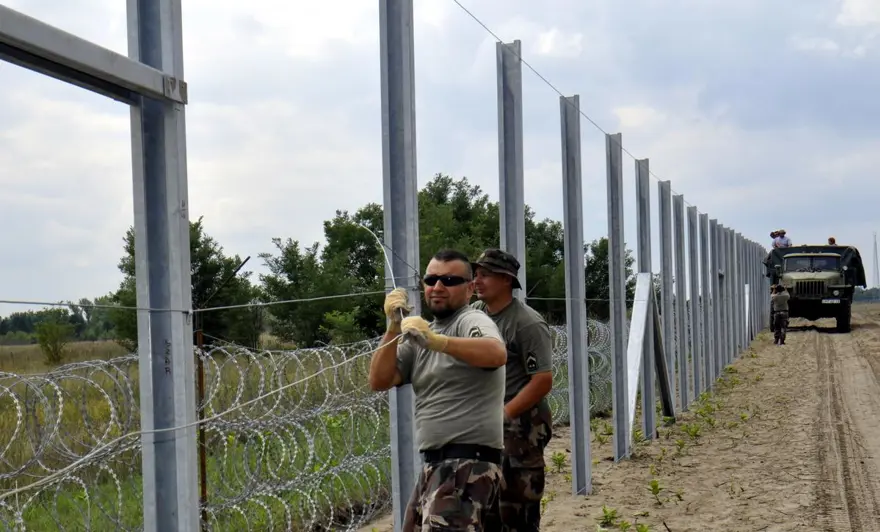 Macaristan-Sırbistan sınırına tel örgü Macaristan-Sırbistan sınırına tel örgü