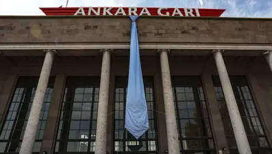 Ankara Garı'na mavi kravat astılar, prostat kanserine dikkat çektiler (#takbimavikravat)