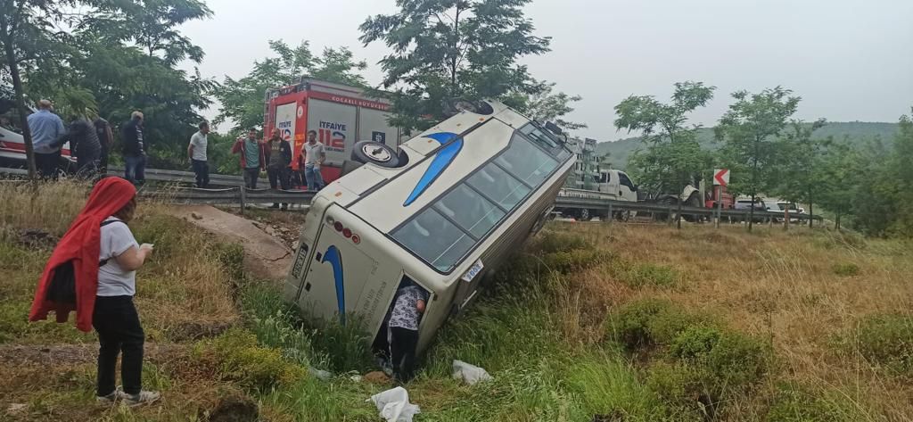 Kocaeli'de tur midibüsü devrildi: 17 yaralı