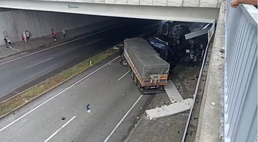 Kastamonu'da karşı yöne geçen otomobil, TIR'a çarptı: 3 ölü, 5 yaralı