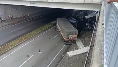 Kastamonu'da karşı yöne geçen otomobil, TIR'a çarptı: 3 ölü, 5 yaralı
