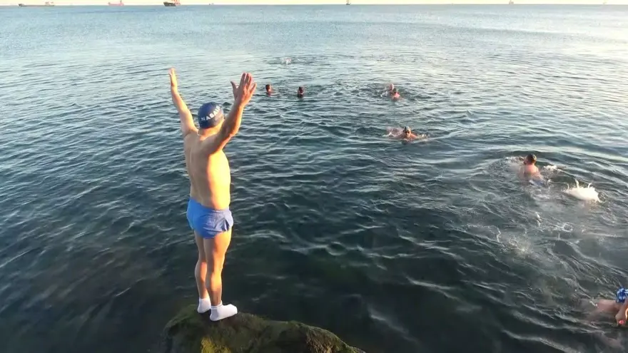 Çılgın Karadenizliler: Buz gibi suda 800'e yakın kulaç atıyorlar 2