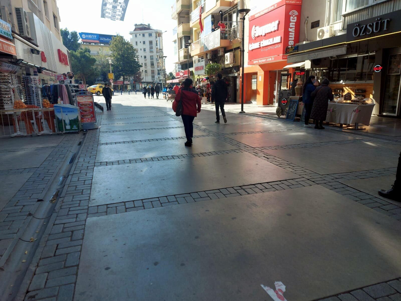 Deprem sonrası vakalar arttı, İzmir sokakları boşaldı