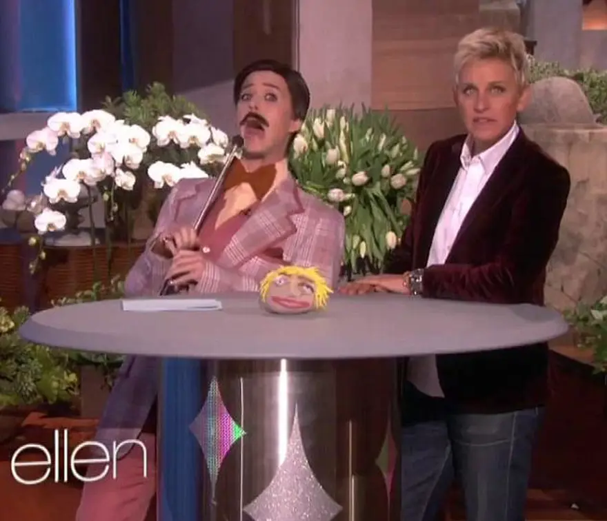 Erkek kostümüyle sahneye çıktı 2