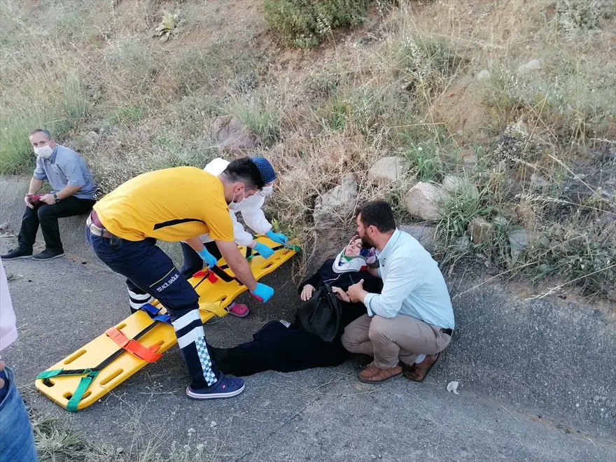 Tokat'ta yolcu minibüsü devrildi: 16 yaralı 6 Tokat'ta yolcu minibüsü devrildi: 16 yaralı 6