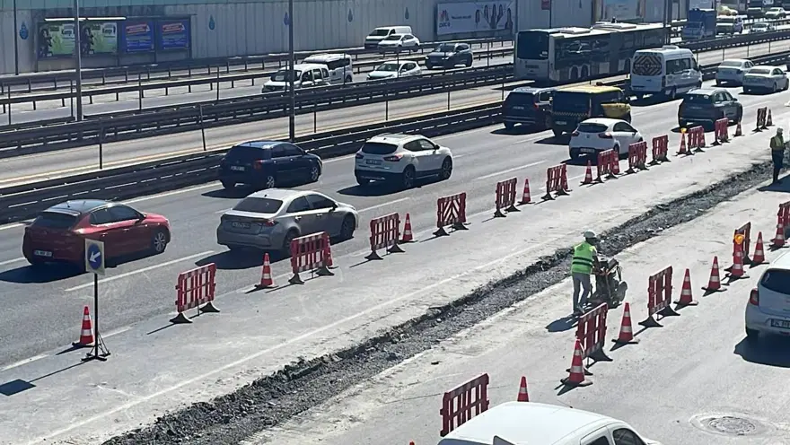 İstanbul’da 75 gün sürecek çalışma başladı: İki şerittrafiğe kapatıldı, araçlar güçlükle ilerledi 2 İstanbul’da 75 gün sürecek çalışma başladı: İki şerittrafiğe kapatıldı, araçlar güçlükle ilerledi 2