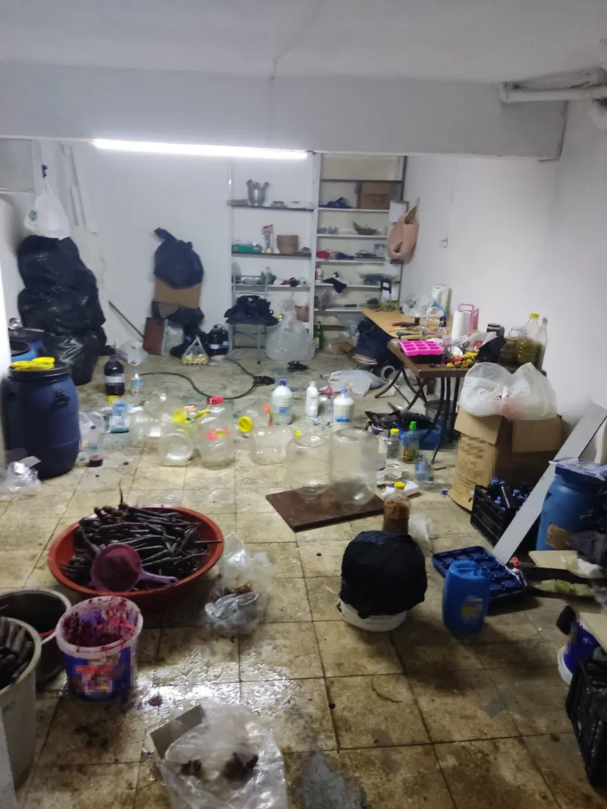 Mide bulandıran ruhsatsız şalgam imalathanesi mühürlendi 2 Mide bulandıran ruhsatsız şalgam imalathanesi mühürlendi 2