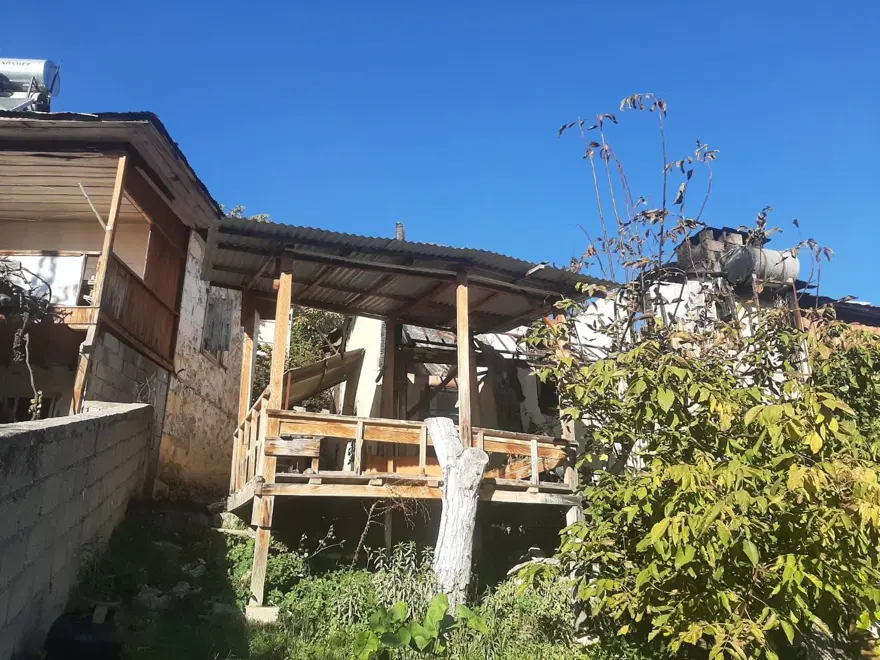 Mersin'de yangın faciası: 2 ölü, 4 yaralı Mersin'de yangın faciası: 2 ölü, 4 yaralı