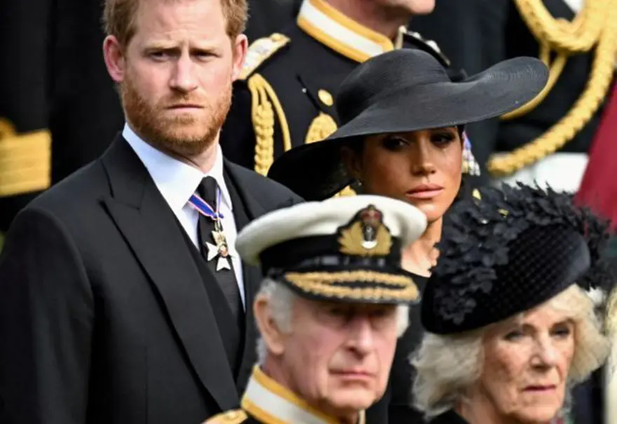 ''Prens Harry ve Prens William küslüğü, monarşinin sonunu getirebilir'' 5