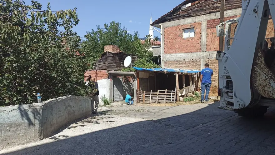 Ölenpolisin eşi “bomba gömdü” dedi, evin bahçesinde bomba araması yapıldı 1 Ölenpolisin eşi “bomba gömdü” dedi, evin bahçesinde bomba araması yapıldı 1