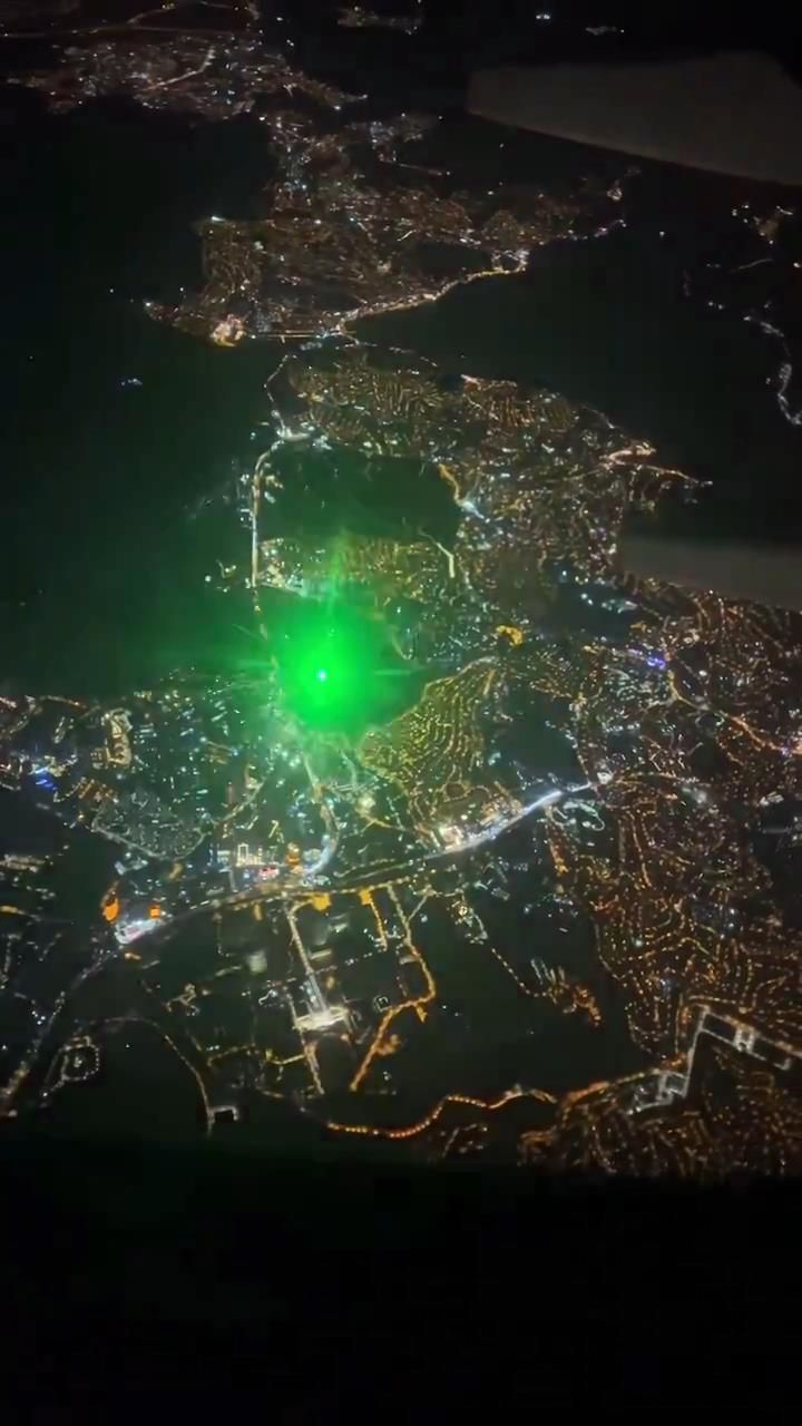 İstanbul uçağına lazer ışıklı taciz böyle görüntülendi
