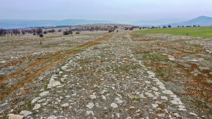 Elazığ'da doğa yürüyüşünde keşfedilen 2 bin yıllık Roma yolu turizme kazandırılacak 1 Elazığ'da doğa yürüyüşünde keşfedilen 2 bin yıllık Roma yolu turizme kazandırılacak 1