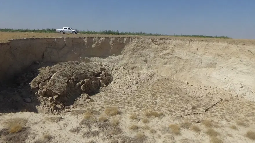Konya'da büyük 10 metre derinliğinde obruk! Ekipler bölgede, incelemeler sürüyor Konya'da büyük 10 metre derinliğinde obruk! Ekipler bölgede, incelemeler sürüyor