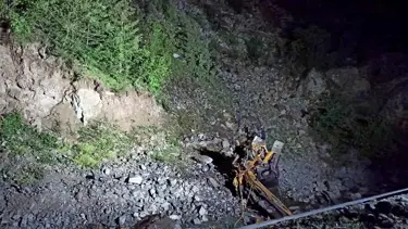 Gümüşhane’de yol çalışması yapan ekibin üzerine heyelan düştü: 2 ölü
