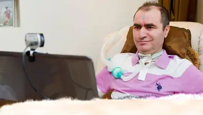 ALS hastası eski futbolcu artık gözleriyle konuşuyor