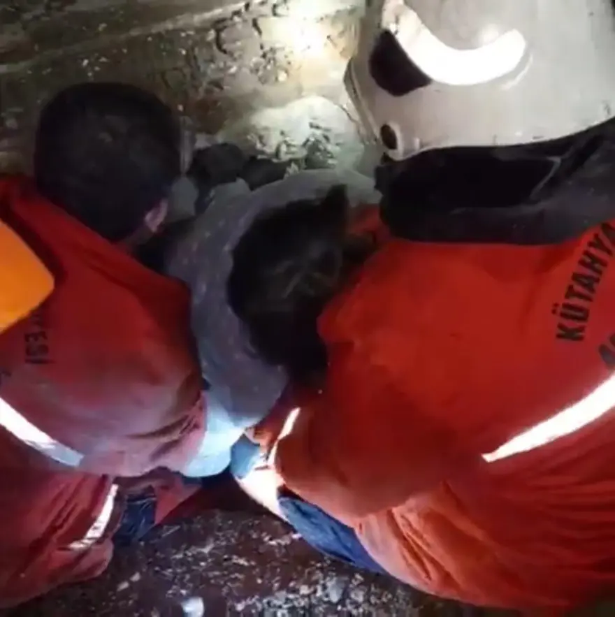 Şevval enkazdan 22 saat sonra çıkarıldı, ekiplere sarılıp ağladı 