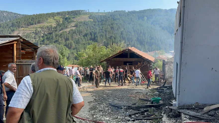 Kastamonu'da yangın: Bir kişi hayatını kaybetti, 3 ev küle döndü 1