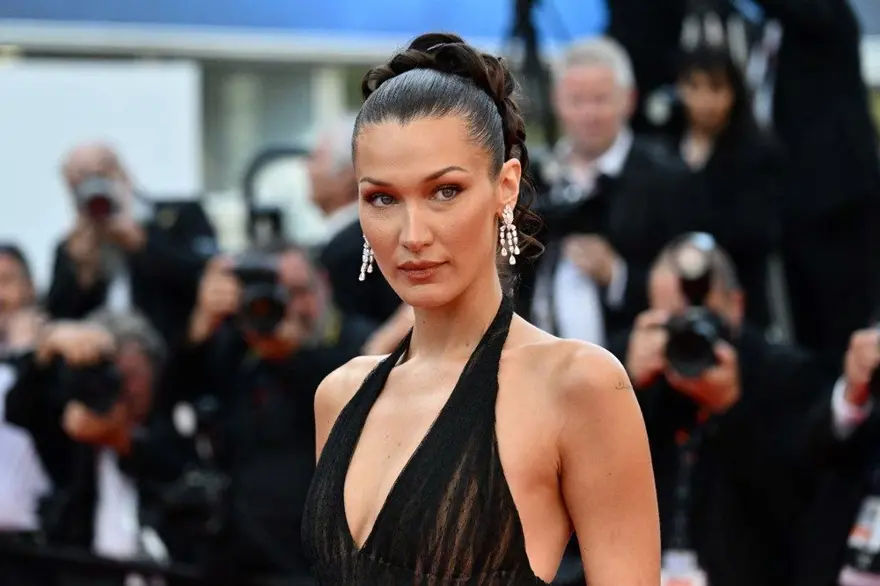 Bella Hadid spor giyim markası için poz verdi 