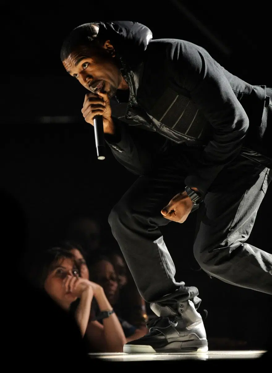 Kanye West'in ayakkabıları 1,8 milyon dolara satıldı 1