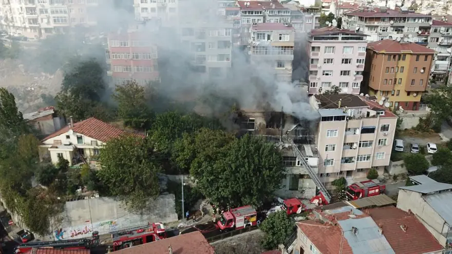 Eyüpsultan'da müzik aleti imalathanesinde yangın 5 Eyüpsultan'da müzik aleti imalathanesinde yangın 5