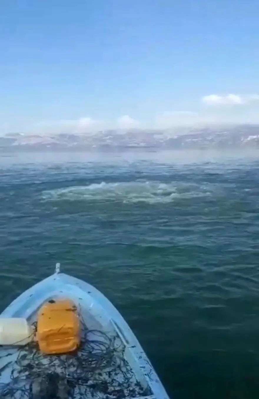 Eğirdir Gölü'nde korkutan görüntü: Gaz çıkışı kaynaklı olabilir 