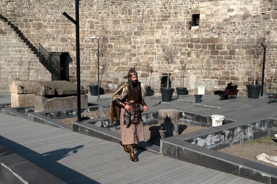 Giydiği kıyafeti çizme, yüzük, kılıç kınıyla tamamlıyor: 33 yaşındaki Gezer alp kıyafetliyle ilgi çekiyor 18