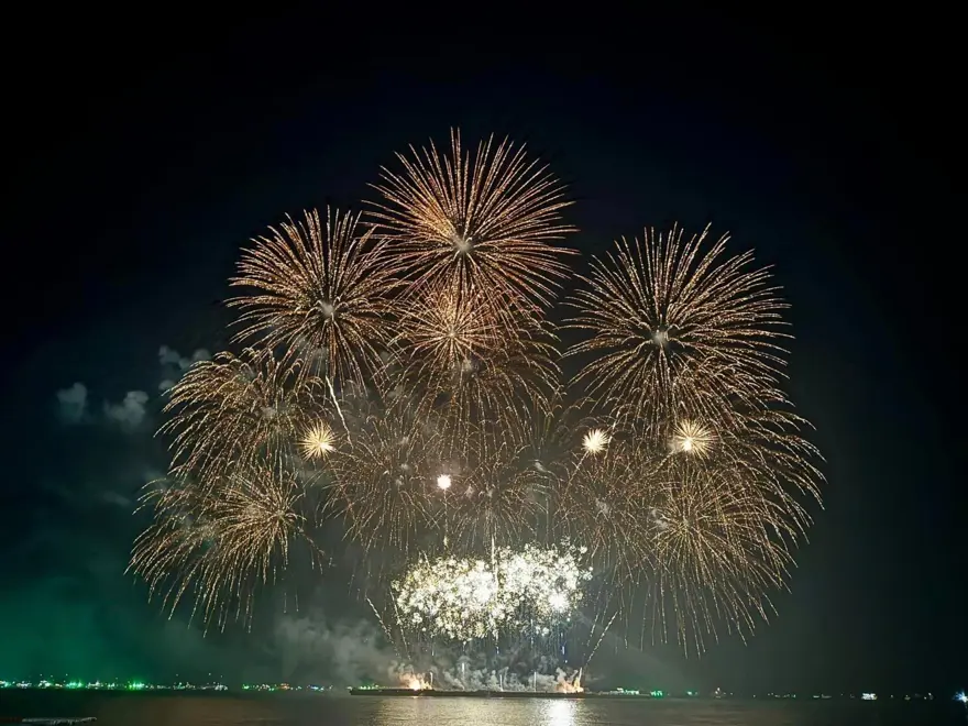 Tayland'da havai fişek festivali renkli görüntüler oluşturdu 