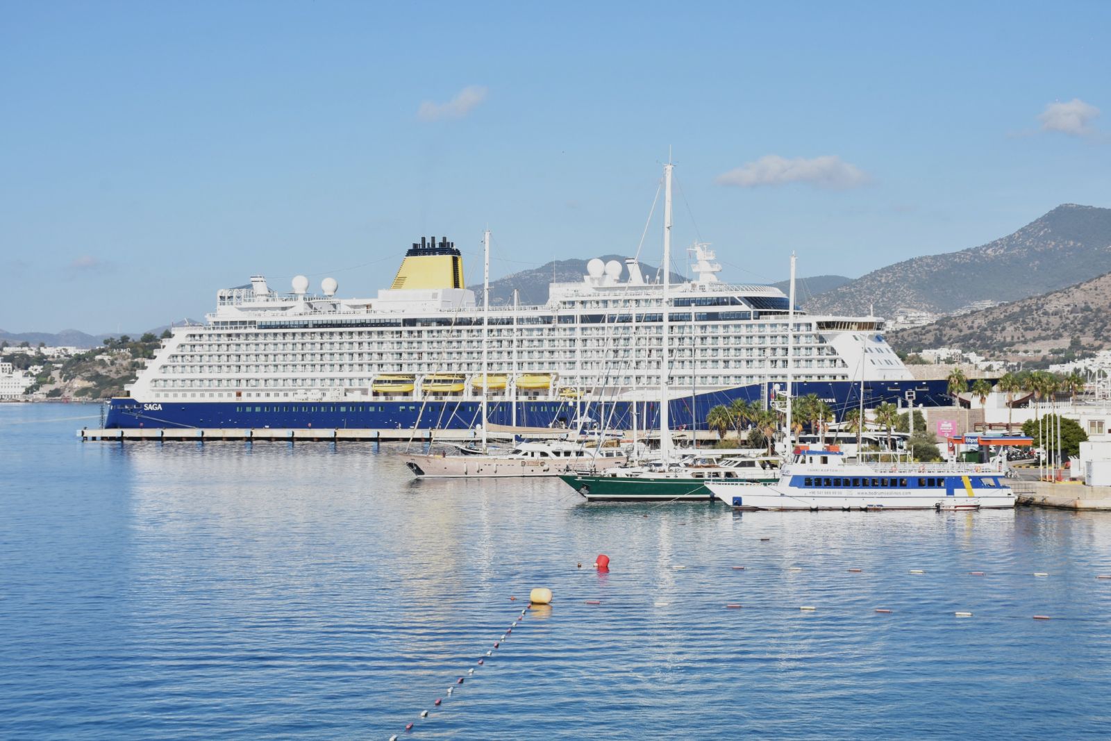 960 yolcusuyla Bodrum'a geldi, turistler çarşıyı gezdi