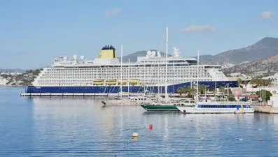 960 yolcusuyla Bodrum'a geldi, turistler çarşıyı gezdi