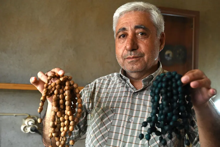 Andız kozalaklarının çekirdeklerini tespihe dönüştürüyor: Yoğun talep var 19