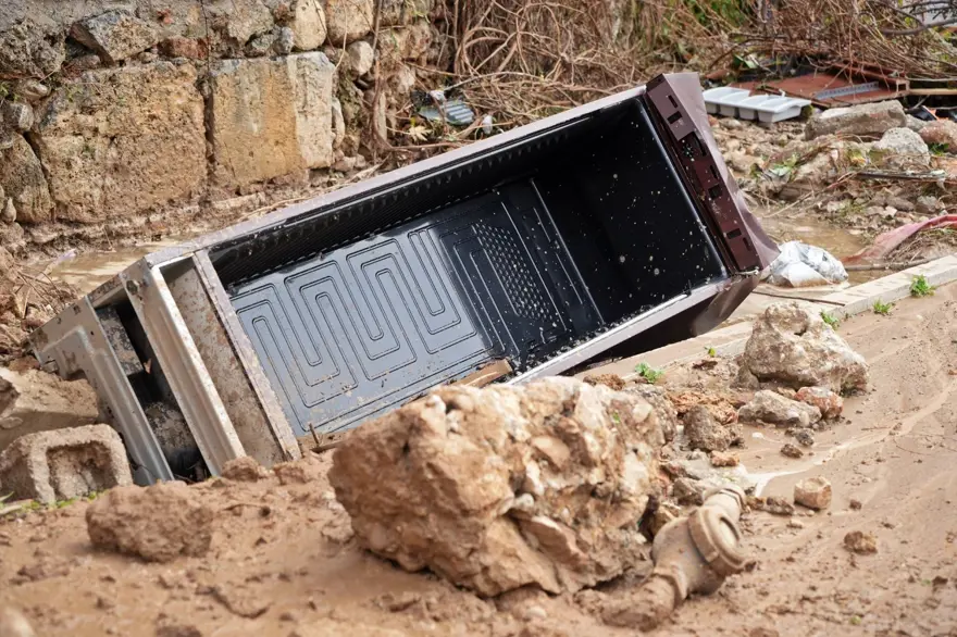 Tarihi Kaleiçi’ndeki surlar yıkıldı 1 Tarihi Kaleiçi’ndeki surlar yıkıldı 1
