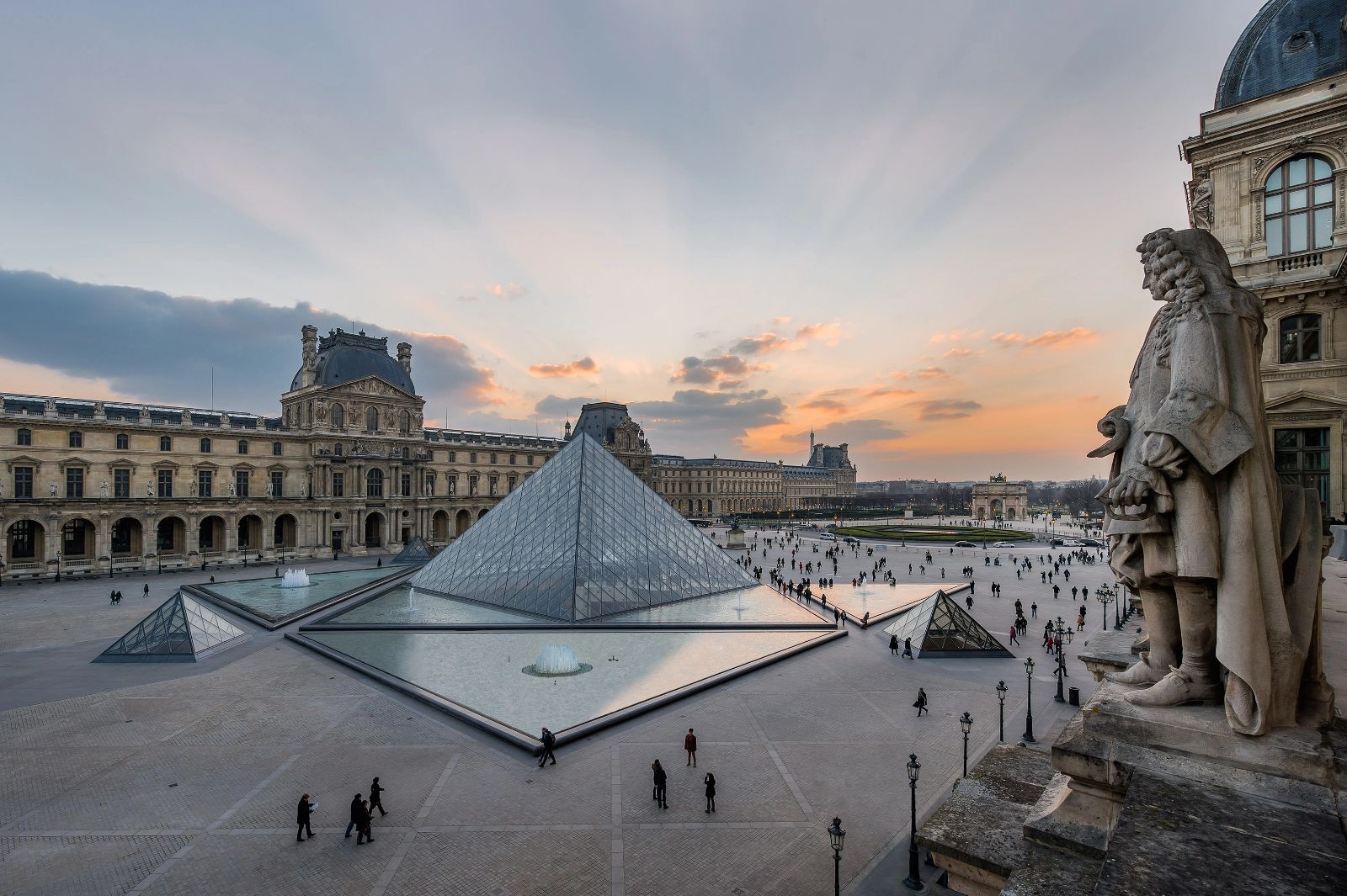 Louvre Müzesi’nde güvenlik önlemleri arttırılıyor