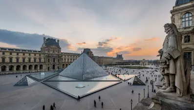 Louvre Müzesi’nde güvenlik önlemleri arttırılıyor