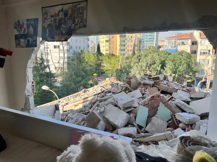 Kentsel dönüşümde yan binadaki dairenin duvarı yıkıldı 1