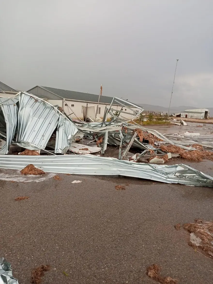Gümüşhane’yi fırtına ve sağanak vurdu: Çatılar uçtu, tarım arazilerizarar gördü 1