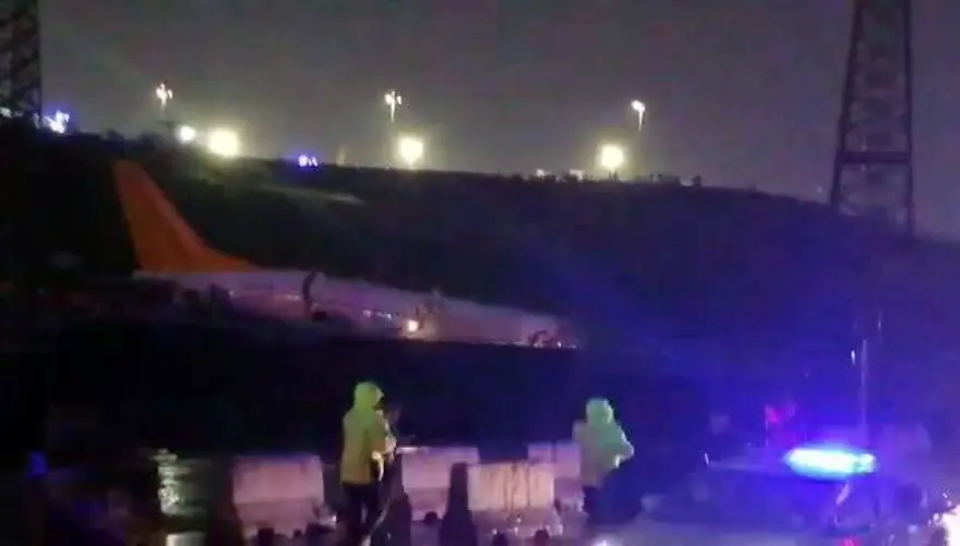 Sabiha Gökçen'de pistten çıkan uçaktan ilk görüntüler 20