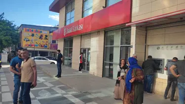 Bankada korku dolu an: Müdüre bıçak çekti