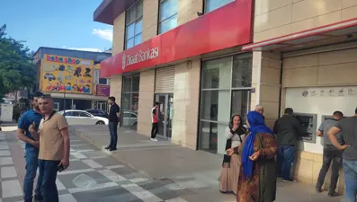 Bankada korku dolu an: Müdüre bıçak çekti